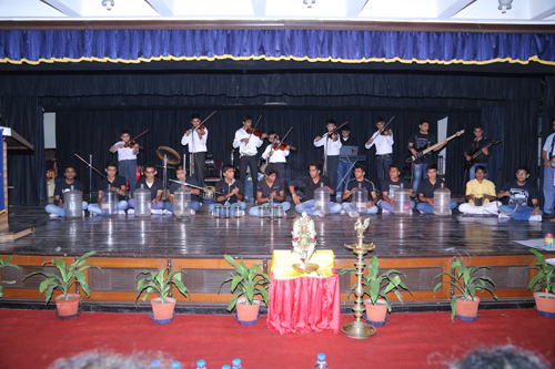 Students put up musical performance with throwaway items