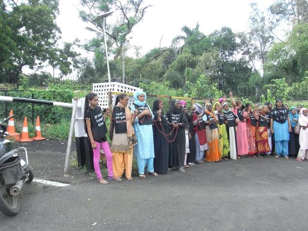 Bhopal Gas victims chain themselves to CM's house demanding compensation