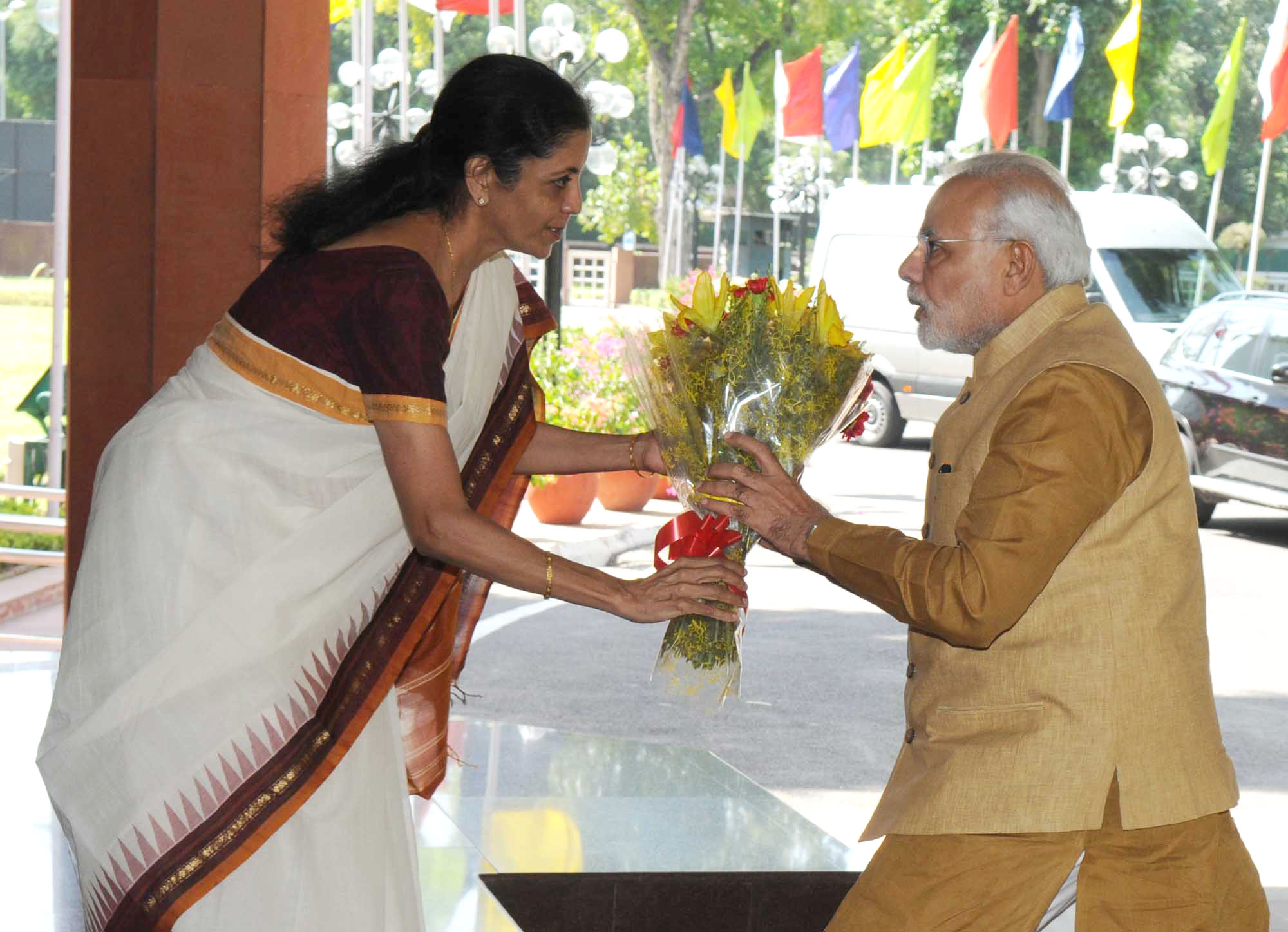  Modi releasing the logo at the inauguration of the â€œMAKE IN INDIAâ€