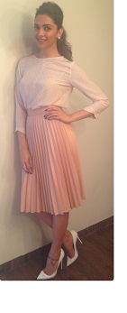 Deepika poses at Happy New Year promotion