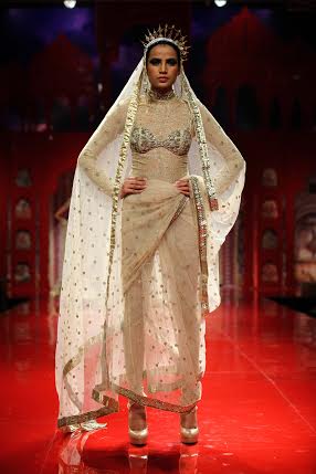 Kangana walks for Suneet Varma at IBFW