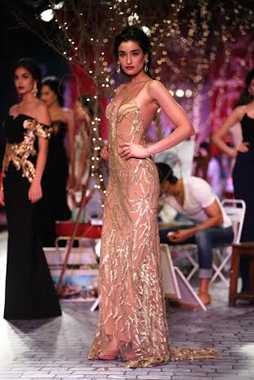 Lisa Haydon walks ramp for Monisha Jaising