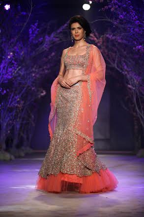 Esha Gupta walks for Jyotsna Tiwari at IBFW
