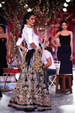 Lisa Haydon walks ramp for Monisha Jaising