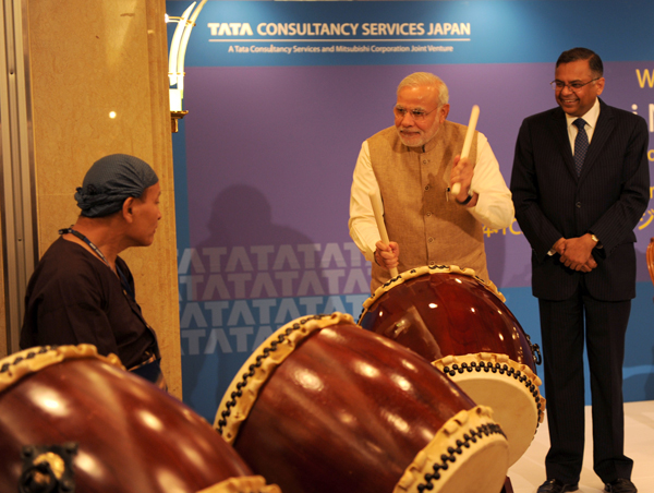 Japan: PM Modi plays drums 