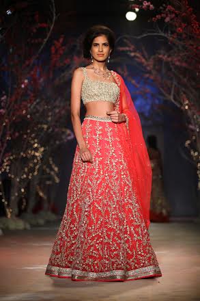 Esha Gupta walks for Jyotsna Tiwari at IBFW