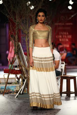 Lisa Haydon walks ramp for Monisha Jaising