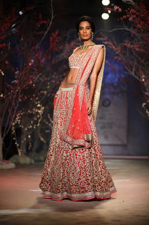 Esha Gupta walks for Jyotsna Tiwari at IBFW