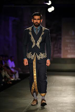 Kangana Ranaut walks for Anju Modi