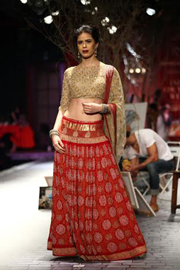 Lisa Haydon walks ramp for Monisha Jaising