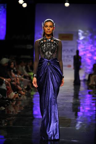 Sushmita Sen walks ramp in Lakme Week