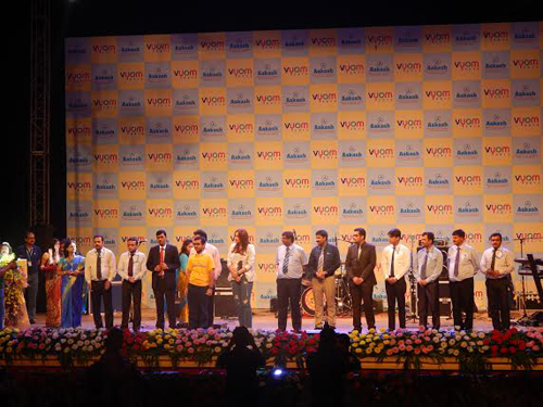 Jwala Gutta, KK add verve to Aakash Institute celebrations