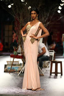 Lisa Haydon walks ramp for Monisha Jaising