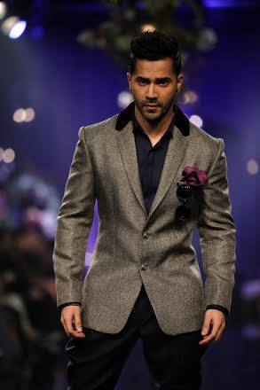 LFW Grand Finale: Kareena, Varun walk ramp for Manish Malhotra