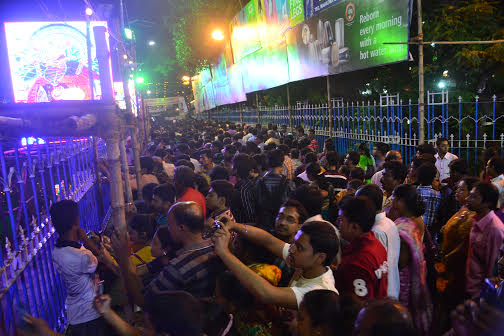Festive fever grips Kolkata on Mahasaptami evening 