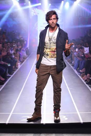 Hrithik Roshan walks the ramp for his brand HRX at the Myntra Fashion Weekend!