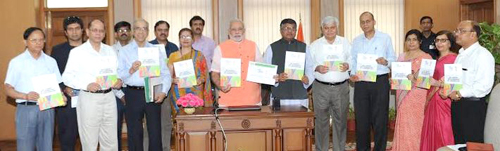 Narendra Modi explaining at the launch of "MyGov portal"