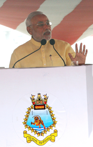 Narendra Modi with the Commanding Officer, Captain Tarun Sobti INS Kolkata