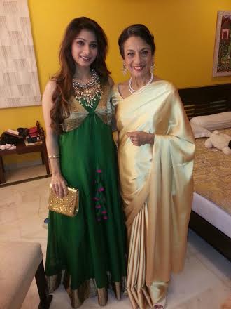 Tanishaa accompanies mom Tanuja to The Raj Kapoor Awards