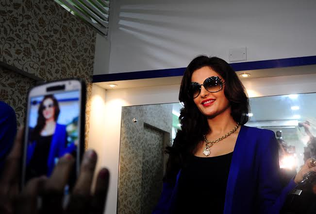 Monica inaugurates Glamzon Salon in Kolkata