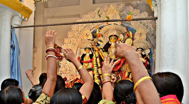 Festive fever reaches peak on Maha Ashtami-Maha Navami