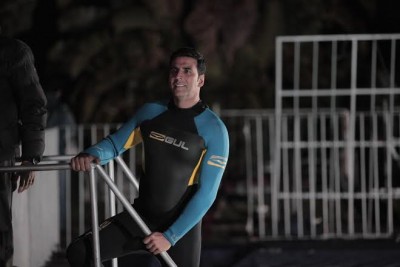 Akshay Kumar dares to perform underwater
