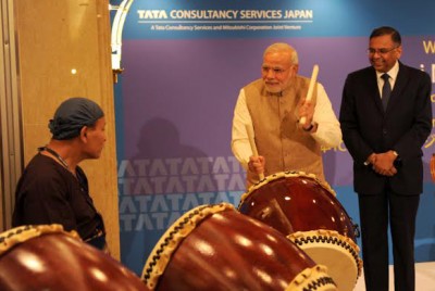 Japan: PM Modi plays drums 