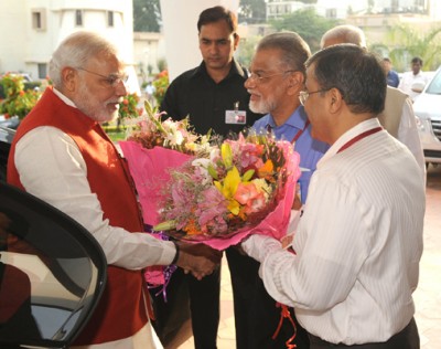 Modi congratulates ISRO scientists on Mars Mission success 