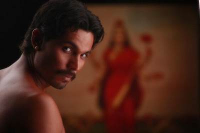 Randeep Hooda learns the basics of painting for Rang Rasiya