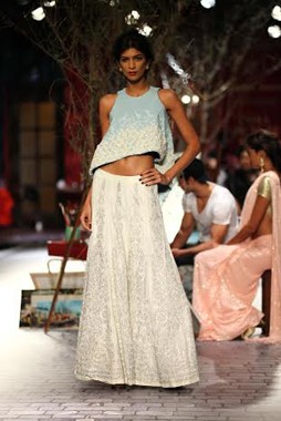 Lisa Haydon walks ramp for Monisha Jaising