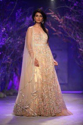 Esha Gupta walks for Jyotsna Tiwari at IBFW