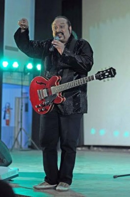 Lesle Lewis performs at IIMUN Kolkata Chapter 