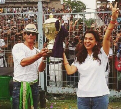 Chaos, lathicharge outside as Eden felicitates SRK, KKR