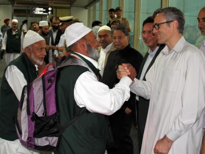 Omar Abdullah bids farewell to Hajis 