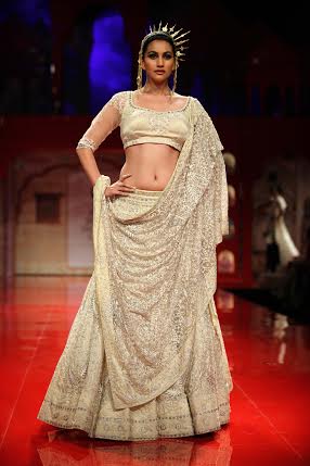 Kangana walks for Suneet Varma at IBFW
