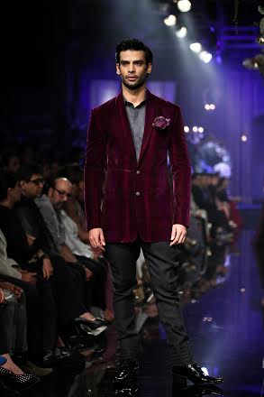 LFW Grand Finale: Kareena, Varun walk ramp for Manish Malhotra