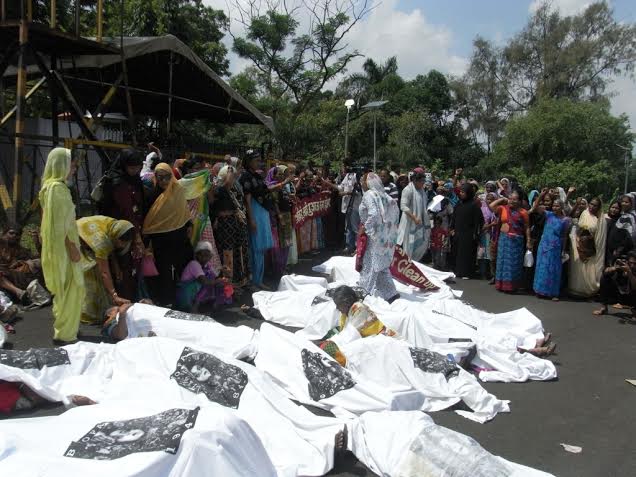 Bhopal Gas victims chain themselves to CM's house demanding compensation