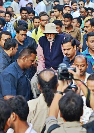 Amitabh shoots for 'Piku' in Kolkata's Shyambazar area