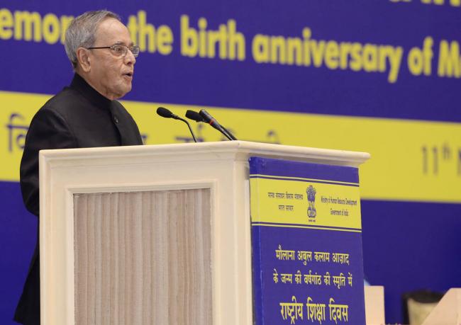 Pranab Mukherjee lighting the lamp 