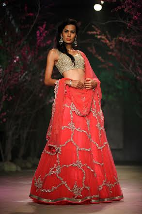 Esha Gupta walks for Jyotsna Tiwari at IBFW