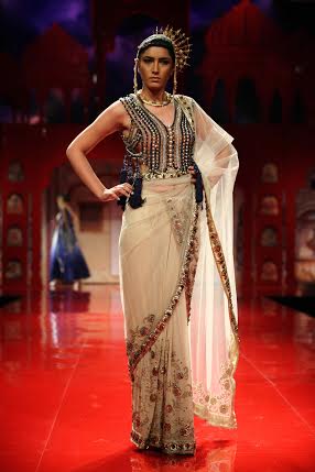 Kangana walks for Suneet Varma at IBFW