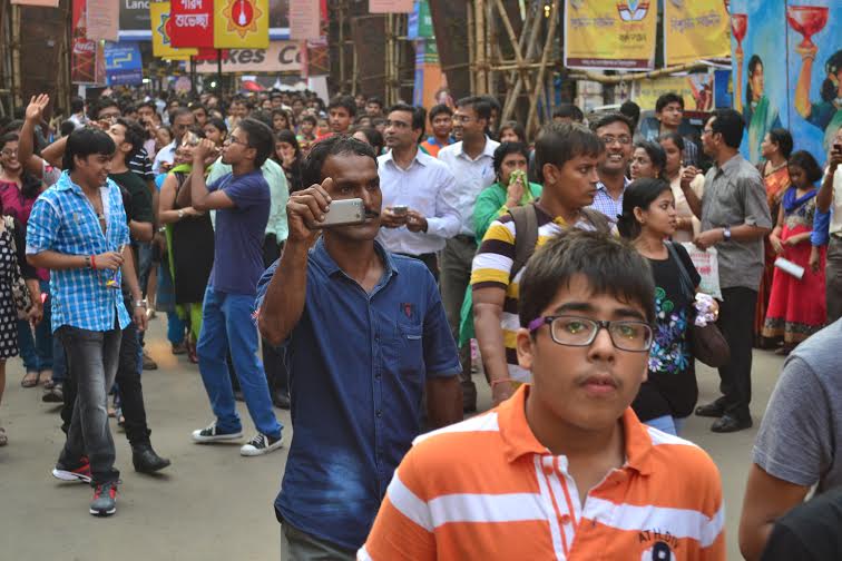Kolkata soaks in Mahasaptami fervor 