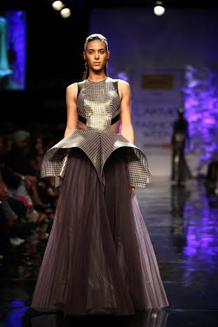 Sushmita Sen walks ramp in Lakme Week