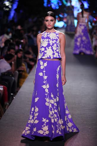 Manish Malhotra's collection sizzles LFW