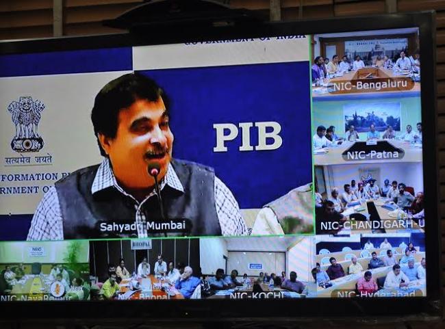 Gadkari interacting with media persons in Kolkata
