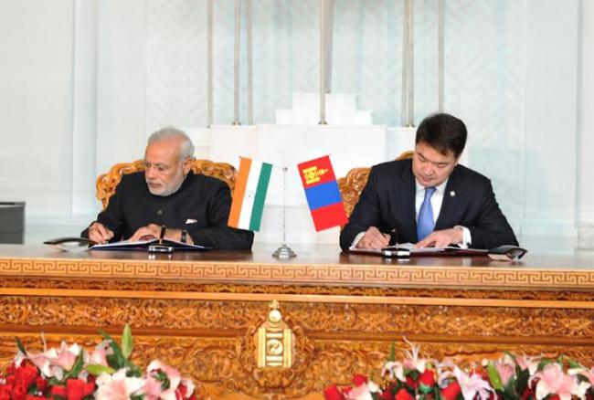Modi meeting the Prime Minister of Mongolia