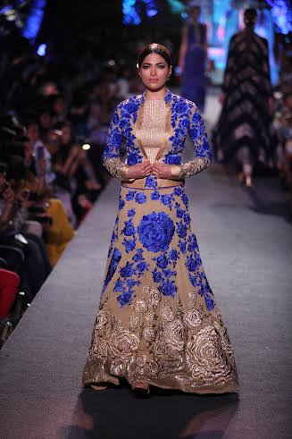 Manish Malhotra's collection sizzles LFW