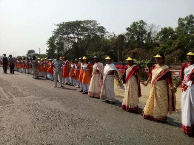 WB observes longest human chain against open defecation