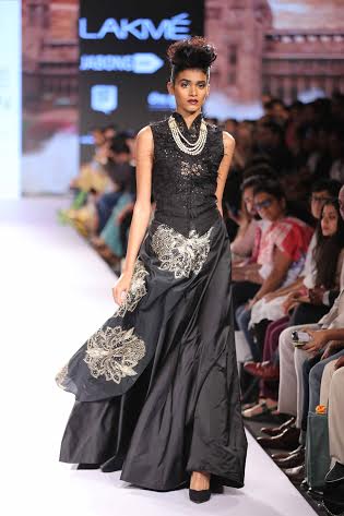 Riteish Deshmukh walks LFW ramp for Raghavendra Rathore