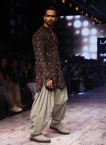 Shahid, Arjun walk LFW ramp for Kunal Rawal